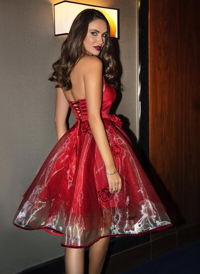 A-Line Strapless Knee-Length Matte Satin Homecoming Dresses With Flower(s)